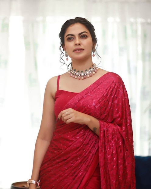  സിനിമയിൽ എല്ലായിപ്പോഴും കാണുന്നില്ല എങ്കിലും അനുശ്രീ തന്റെ മുഖം ഇടയ്ക്കിടെ സോഷ്യൽ മീഡിയയിൽ സജീവമാക്കി നിർത്താൻ ശ്രദ്ധിക്കാറുണ്ട്. ഫോട്ടോഷൂട്ടുകളുമായി അനുശ്രീ സ്ഥിരമായി ഇൻസ്റ്റഗ്രാമിൽ സജീവമാകാറുണ്ട്. പ്രത്യേകിച്ചും ഓരോ വിശേഷാവസരങ്ങളിലും അനുശ്രീ അതിനു ചേരുന്ന നിലയിൽ വേഷവിധാനങ്ങളുമായി ഫോട്ടോഷൂട്ട് ചിത്രങ്ങൾ പോസ്റ്റ് ചെയ്യും. കൊച്ചിയിൽ ഒരു വീടുവച്ചതിന്റെ വിശേഷവും അനുശ്രീ പങ്കിട്ടിരുന്നു