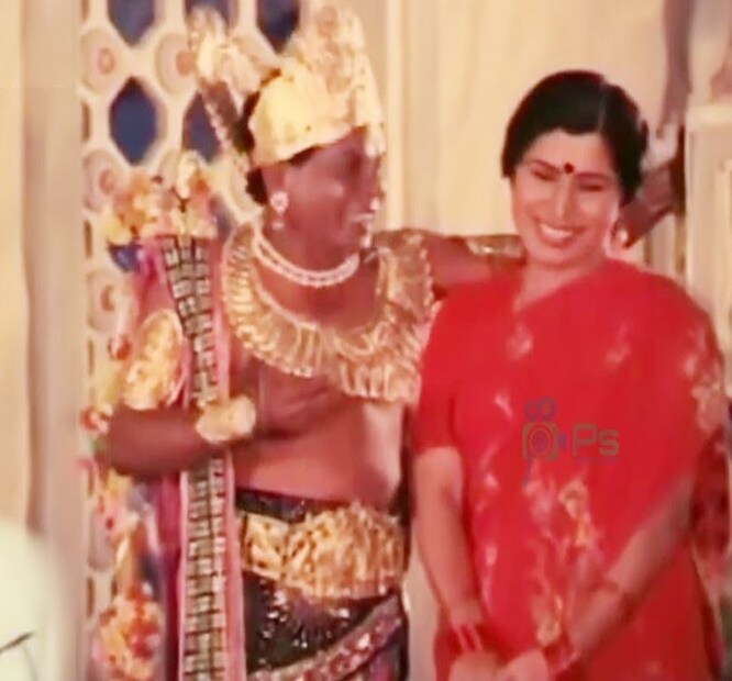  മികച്ച നടൻ, പ്രസംഗകൻ എന്ന നിലയിൽ മികച്ച ​ഗുണങ്ങളുള്ള കുമരിമുത്തു 2016 ഫെബ്രുവരിയിൽ മരിച്ചു. തുടർന്നാണ് അദ്ദേഹത്തിന്റെ കല്ലറയും അതിലെ എഴുത്തും ചർച്ചാവിഷയമായി മാറിയത്.