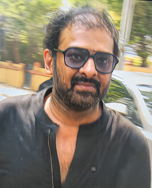 അങ്ങനെയെങ്കിൽ ഈ കാണുന്ന ചിത്രവും പ്രഭാസിന്റെ തലയിൽക്കെട്ടുമായി എന്തെങ്കിലും ബന്ധമുണ്ടോ എന്നാണ് ചോദ്യം. നടനെ തലയിൽകെട്ടില്ലാതെ കണ്ടുവെന്നതിന് തെളിവെന്ന നിലയിലാണ് ഈ ചിത്രം പ്രചരിക്കുന്നത്. മറ്റു നടന്മാരെ പോലെ പ്രഭാസിനെയും കഷണ്ടി ബാധിച്ചു എന്ന വാദത്തിനു ശക്തിപകരുന്ന നിലയിലാണ് ഈ ഫോട്ടോയുടെ പ്രചാരണം. കടുത്ത പ്രഭാസ് ആരാധാകരെ നിരാശരാക്കുന്നതായിരുന്നു ഈ ചിത്രം എന്ന് പ്രത്യേകം പറയേണ്ട കാര്യമില്ലല്ലോ