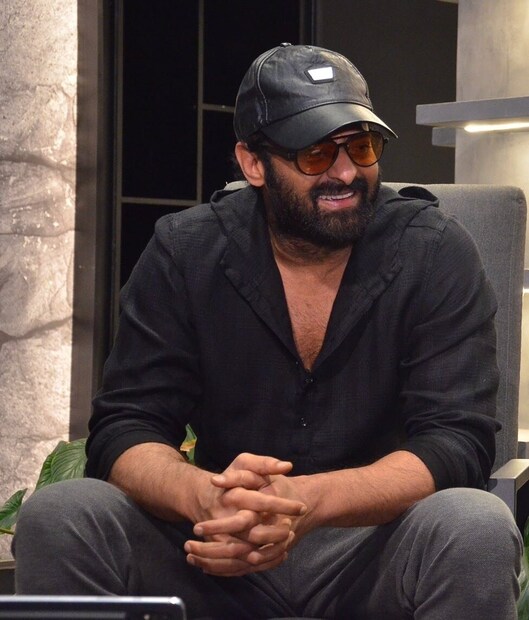 എന്നാൽ, സമൂഹ മാധ്യമങ്ങളിൽ ഇപ്പോൾ പ്രചരിക്കുന്ന കഷണ്ടിക്കാരനായ പ്രഭാസ് എ.ഐ. സൃഷ്‌ടി എന്നാണ് വാദം. അങ്ങനെയെങ്കിൽ, ബാഹുബലിയുടെ പത്താം വാർഷികത്തിൽ കഷണ്ടിക്കാരനായ പ്രഭാസിനെ പൊതുവേദിയിൽ കാണുമായിരുന്നില്ലേ എന്നാണ് ചോദ്യം. അങ്ങനെയല്ലാത്ത സ്ഥിതിക്ക് പ്രഭാസ് തൊപ്പി വയ്ക്കുന്നത് സ്റ്റൈലിന്റെ ഭാഗമെന്ന് വിശ്വസിക്കാൻ തയാറായവരാണ് ഏറെയും. ഇനിയും ഷൂട്ടിംഗ് ആരംഭിക്കാനിരിക്കുന്നതും, റിലീസ് ചെയ്യാൻ കാത്തിരിക്കുന്നതുമായ ഒരുപിടി പ്രഭാസ് ചിത്രങ്ങൾ സ്ക്രീനിലും അണിയറയിലുമായി തയാറെടുക്കുകയാണ്
