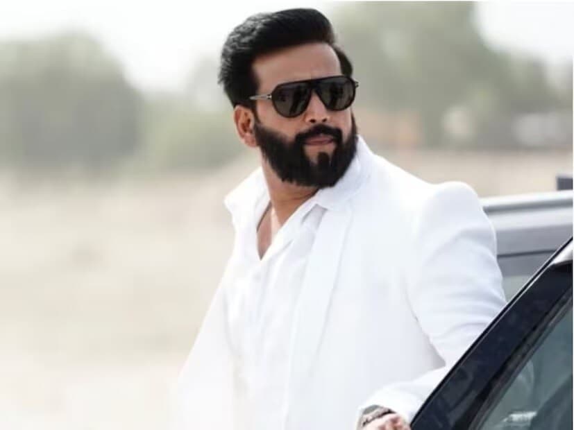 'ഞാൻ കൂടുതൽ പണം സമ്പാദിക്കാൻ ആരംഭിച്ചതും എന്റെ അച്ഛൻ എന്നെ ബഹുമാനിക്കാൻ ആരംഭിച്ചു. ഞാൻ അദ്ദേഹത്തിന് എന്നെ കാണാൻ വരാൻ ഫ്‌ളൈറ്റ് ടിക്കറ്റുകൾ നൽകി. അദ്ദേഹത്തിന് ഞാൻ ഏറ്റവും മികച്ച വസ്ത്രങ്ങളും കാറും ബംഗ്ളാവും സമ്മാനിച്ചു. എന്നോട് ക്ഷമിക്കൂ, നിന്നെ ഞാൻ ഒരുപാടു തെറ്റിദ്ധരിച്ചിരുന്നു എന്നദ്ദേഹം ഒരു ദിവസം കരഞ്ഞുകൊണ്ട് എന്നോടായി പറഞ്ഞു. അന്നേരം ഞാൻ അദ്ദേഹത്തിന്റെ കാൽക്കൽ വീണ് അങ്ങനെ പറയരുത് എന്ന് അഭ്യർത്ഥിച്ചു. ഞാൻ അദ്ദേഹത്തിൽ ഈശ്വരനെ കണ്ടു. എന്നിരുന്നാലും അച്ഛന്റെ അരികിൽ രവി കിഷന്റെ ആത്മവിശ്വാസം എക്കാലവും ചോദ്യം ചെയ്യപ്പെട്ടിരുന്നു