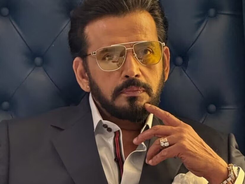 ഞാനെന്നും അദ്ദേഹത്തിന്റെ സ്നേഹം കൊതിച്ചിരുന്നു. ഒരിക്കലെങ്കിലും എന്നെ കെട്ടിപ്പുണർന്ന് ഞാൻ ഉപയോഗമില്ലത്തവൻ എന്ന് അദ്ദേഹം കരുതാതെയിരിക്കണം എന്ന് ഞാനാശിച്ചു. മുതിർന്നതില്പിന്നെ മാത്രമാണ് എനിക്ക് അദ്ദേഹവുമായി അടുക്കാൻ സാധിച്ചത്. അദ്ദേഹം ദുർബലനായപ്പോൾ മാത്രമേ എന്റെ ഭയം മാറിയുള്ളൂ. ഞാൻ അദ്ദേഹത്തിന്റെ തോളത്തു കയ്യിട്ടപ്പോൾ എന്റെ മനസ് നിറഞ്ഞിരുന്നു. പ്രായം ചെന്നതും, ഞാൻ അച്ഛനും അദ്ദേഹം മകനും എന്ന നിലയിലെത്തി എന്ന് രവി കിഷൻ ഒരിക്കൽ ഒരു പോഡ്കാസ്റ്റിൽ പറഞ്ഞു. പിതാവിനെ ഭയന്ന് നാട് വിടാനുണ്ടായ സാഹചര്യത്തെ കുറിച്ചും രവി കിഷൻ വാചാലനായി