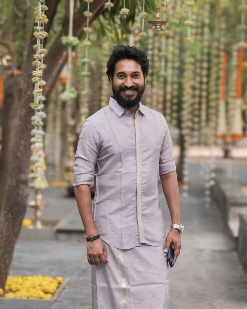 രണ്ടു മക്കളുടെ പിതാവായ നടനും തമിഴ് റിയാലിറ്റി ഷോ കുക്ക് വിത്ത് കോമാളി ഷോയുടെ ജഡ്ജുമായ മദമ്പാട്ടി രംഗരാജിന്റെ (Madhampatty Rangaraj) രണ്ടാം വിവാഹം ചർച്ചയാവുന്നു. ഗർഭിണിയായ ജോയ് ക്രിസ്ൽഡയ്ക്ക് (Joy Crizildaa) സിന്ദൂരംചാർത്തുന്ന ചിത്രങ്ങൾ പുറത്തുവന്നു. ഇവർ ആറ് മാസം ഗർഭിണിയെന്ന വിവരവും വിവാഹചിത്രങ്ങൾക്കൊപ്പം കുറിച്ചിട്ടുണ്ട്. 'മെഹന്ദി സർക്കസ്' എന്ന സിനിമയിലൂടെയാണ് രംഗരാജ് ശ്രദ്ധേയനാവുന്നത്. ഇൻസ്റ്റഗ്രാം ബയോയിലും ഇവർ ഈ വിവരം രേഖപ്പെടുത്തിക്കഴിഞ്ഞു. നിരവധിപ്പേർ ആശംസ അറിയിച്ചുവെങ്കിലും, ഈ വിവാഹവും ഗർഭവും ചർച്ചയായി മാറിക്കഴിഞ്ഞു