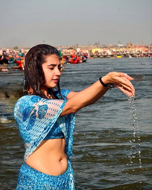 ആദ്യമായി ആർത്തവം ഉണ്ടായതു മുതൽ തന്റെ വൈകാരിക തലങ്ങളെക്കുറിച്ചും റോഷ്‌നി വാലിയ തുറന്നു സംസാരിച്ചു. സ്വതന്ത്രയും ധീരയുമായ അമ്മയുടെ തണലിൽ, ആത്മവിശ്വാസമുള്ള യുവതിയായി വളരാൻ സാധിച്ചു. പുതുതലമുറയിൽ മക്കളെ വളർത്തുന്ന രീതിയെക്കുറിച്ചാണ് റോഷ്‌നി ഇവിടെ പറഞ്ഞത്. മറയേതുമില്ലാത്ത തുറന്നു പറയൽ എന്നതിനെ വിളിക്കാമെങ്കിലും, സ്വാതന്ത്ര്യത്തിന് എവിടെ അതിരിടണം എന്ന ചോദ്യവും റോഷ്‌നിയുടെ പരാമർശത്തോടൊപ്പം ഉയരുന്നു. സമൂഹത്തിൽ നിഷിദ്ധം എന്ന് കരുതിപ്പോരുന്ന വിഷയങ്ങളിൽ ഒരു സ്ത്രീ തുറന്നു പറയലുകൾ നടത്തുമ്പോൾ ഇത്തരം പ്രതികരണങ്ങൾ ഉണ്ടാവുക സ്വാഭാവികം 