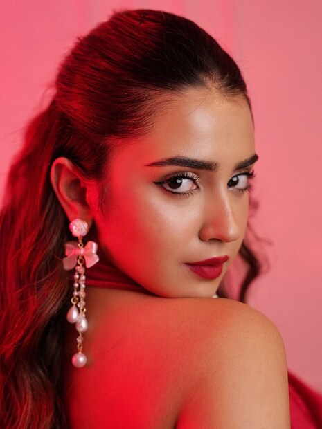 ഈ പ്രായത്തിൽ തന്നെ താൻ ഈ നിലയിലെത്താൻ കാരണം അമ്മയെന്ന് റോഷ്‌നി. സ്വന്തം നാടുപേക്ഷിച്ച് അവർ മുംബൈയിലേക്ക് വന്നത് പ്രധാനമായും തന്റെ സ്വപനങ്ങൾ നിറവേറ്റാൻ കൂടി വേണ്ടിയാണ്. അവർ ത്യാഗങ്ങൾ സഹിച്ചതുകൊണ്ടു മാത്രമാണ് താൻ ഈ നിലയിലെത്തിയത്. കുട്ടിക്കാലം മുതലേ, മുതിർന്നവരുടെ ഒപ്പം ജോലിയെടുത്ത് കാരണം ഈ മേഖലയിലെ പൊളിറ്റിക്സ് വളരെ വേഗം മനസിലാക്കാൻ സാധിച്ചുവെന്നും റോഷ്‌നി വാലിയ. അത് വളരെ സ്പെഷലായ ഒരു അനുഭവമാണ് എന്നും റോഷ്‌നി പറയുന്നു