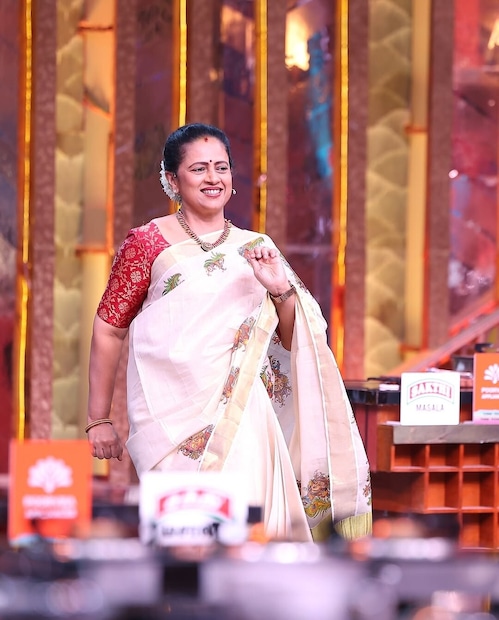 തമിഴിൽ ഏറെ ആരാധകരുള്ള ഷോയാണ് 'കുക്ക് വിത്ത് കോമാളി'. ഇനിയും കമൽ ഹാസന്റെ ഒപ്പം അഭിനയിച്ചിട്ടില്ല എങ്കിലും, അദ്ദേഹത്തെ ഏറെ ആരാധിക്കുന്ന ആരാധികമാരിൽ ഒരാളാണ് ലക്ഷ്മി രാമകൃഷ്ണൻ. കോളേജ് നാളുകളിൽ തുടങ്ങിയ ആരാധനയാണിത്. ഒരിക്കൽ കമൽ ഹാസനെ നേരിട്ട് കാണാൻ അവസരം ലഭിച്ചതും, ലക്ഷ്മി അത് പാഴാക്കിയില്ല. തന്റെ ഹൃദയത്തിൽ സൂക്ഷിച്ച ഇഷ്‌ടം ലക്ഷ്മി കമലിനോട് നേരിട്ടവതരിപ്പിച്ചു. കമൽ ആ സ്നേഹം മനസ്സിലാക്കിയതും ഒരു പ്രതികരണം നൽകാൻ മറന്നില്ല