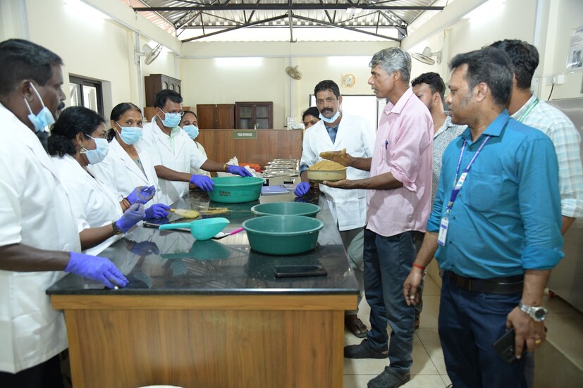  മത്സ്യകൃഷിയിൽ തീറ്റയുടെ വില ഒരു പ്രധാന ഘടകമാണെന്ന് ഡയറക്ടർ ഡോ ​ഗ്രിൻൺ ജോർജ് ഉദ്ഘാടനം ചെയ്തു കൊണ്ട് പറഞ്ഞു. ഇത് മൊത്തം ചിലവിന്റെ 40-60% വരും. കൂടുമത്സ്യ- ബയോ-ഫ്ലോക്ക് മത്സ്യകൃഷിയിൽ നിന്നുള്ള ലാഭം വർദ്ധിപ്പിക്കുന്നതിന് ചിലവ് കുറഞ്ഞ മത്സ്യതീറ്റ ആവശ്യമാണെന്നും അദ്ദേഹം പറഞ്ഞു.