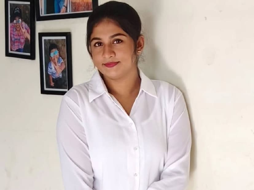 ഏതു പ്രതിസന്ധിയിലും മക്കളെ കൈവിടാതെ ചേർത്ത് നിർത്തിയ ആളായി മാറി ദിവ്യ ശ്രീധർ. ഒരേ പരമ്പരയിൽ അഭിനയിക്കുമ്പോഴും, ക്രിസ് എന്ന ഭാഷാ വിദഗ്ധനെ അമ്പരപ്പോടെയും ബഹുമാനത്തോടെയും മാത്രമേ ദിവ്യ ശ്രീധർ നോക്കിക്കണ്ടിരുന്നുള്ളൂ. അദ്ദേഹത്തോടുള്ള സംഭാഷണ വേളയിലും തന്റെ വിവാഹബന്ധം അവസാനിച്ച കാര്യം ദിവ്യ പറഞ്ഞിരുന്നില്ല. എന്നാൽ, മനഃശാസ്ത്ര വിദഗ്ധനായ ക്രിസ് അത് മനസിലാക്കി. അടുത്ത്‌ പരിചയപ്പെട്ട ശേഷം വിവാഹത്തിലേക്ക് കടക്കാം എന്ന ആലോചനയിൽ എത്തുകയും, ഇരുവരും തീരുമാനം കൈക്കൊള്ളുകയുമായിരുന്നു