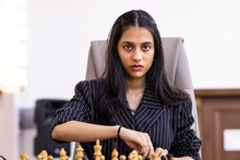 ദിവ്യ ദേശ്മുഖ്: വനിതാ ചെസ് ലോകകപ്പ് ഫൈനലില്‍ കൊനേരു ഹംപിയെ പരാജയപ്പെടുത്തിയ പുത്തൻ താരോദയം