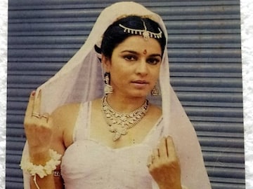 കുടുംബം കലക്കി എന്ന ദുഷ്പ്പേര്; 17 വയസ് കൂടുതലുള്ള സംവിധായകനെ പ്രണയിച്ച് വിവാഹം ചെയ്ത നടി കുടുംബം കലക്കി എന്ന ദുഷ്പ്പേര്; 17 വയസ് കൂടുതലുള്ള സംവിധായകനെ പ്രണയിച്ച് വിവാഹം ചെയ്ത നടി