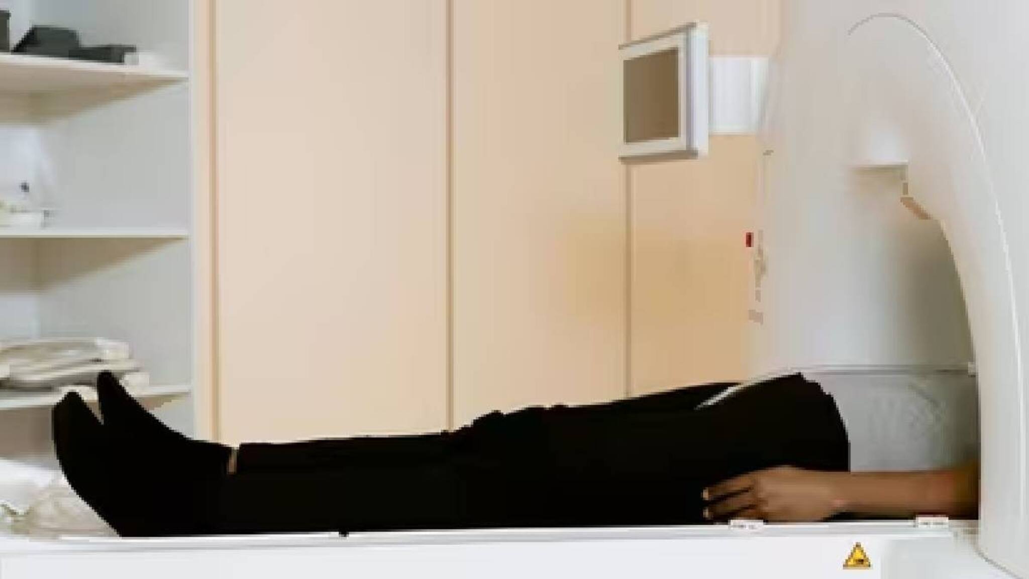 വലിയ ലോഹ ചെയിൻ ധരിച്ചെത്തിയ വ്യക്തിയെ MRI സ്കാൻ യന്ത്രം വലിച്ചെടുത്തു