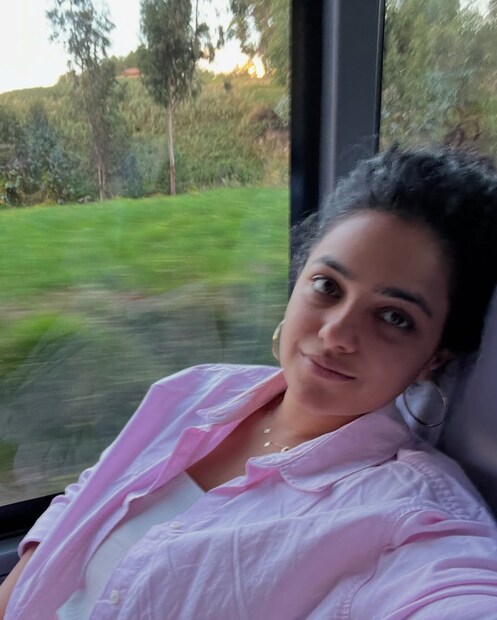  "ഇഡ്ഡലി കടൈ" എന്ന ചിത്രത്തിലാണ് താരം ചാണകം കൈയ്യിലെടുത്തുള്ള സീനുണ്ടായിരുന്നത്. ചാണകവറളിയുണ്ടാക്കാൻ അങ്ങനെ താൻ പഠിച്ചെന്നും നടി പറയുന്നു. ജീവിതത്തിൽ ആദ്യമായി ചാണകവറളി ഉണ്ടാക്കാനും അവ വെറും കൈയിൽ ഉരുട്ടാനും പഠിച്ചു. ദേശീയ അവാർഡ് വാങ്ങാൻ പോയപ്പോൾ നഖത്തിനടിയിൽ ചാണകത്തിന്റെ അംശം ഉണ്ടായിരുന്നതായും നടി ഓർത്തു പറയുന്നു.