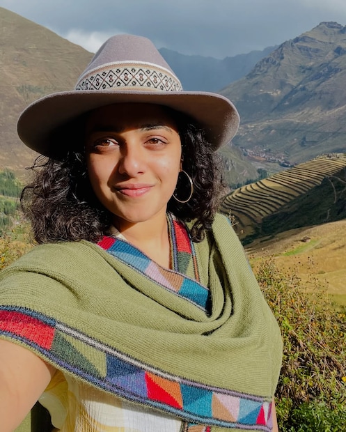  'ദേശീയപുരസ്കാരം വാങ്ങാൻ പോയത് ചാണകം പുരണ്ട നഖങ്ങളുമായെന്നാണ് താരം പറയുന്നത്. അതിന കാരണവും നടി വ്യക്തമാക്കുന്നുണ്ട്. മറ്റൊരു സിനിമയുടെ രംഗത്തിനായി ചാണകം കൈകൊണ്ടെടുത്തുള്ള ഷോട്ടിന് ശേഷമാണ് താരം ദേശീയപുരസ്കാരം വാങ്ങാൻ പോയത്.