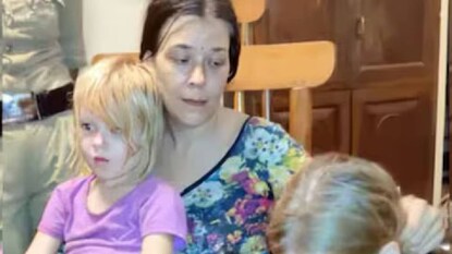 റഷ്യൻ യുവതിയും മക്കളും റഷ്യൻ യുവതിയും മക്കളും