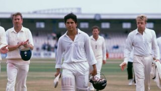 1990-ൽ മാഞ്ചസ്റ്ററിലെ ഓൾഡ് ട്രാഫോർഡിൽ സച്ചിൻ ടെണ്ടുൽക്കർ. 1990-ൽ മാഞ്ചസ്റ്ററിലെ ഓൾഡ് ട്രാഫോർഡിൽ സച്ചിൻ ടെണ്ടുൽക്കർ.