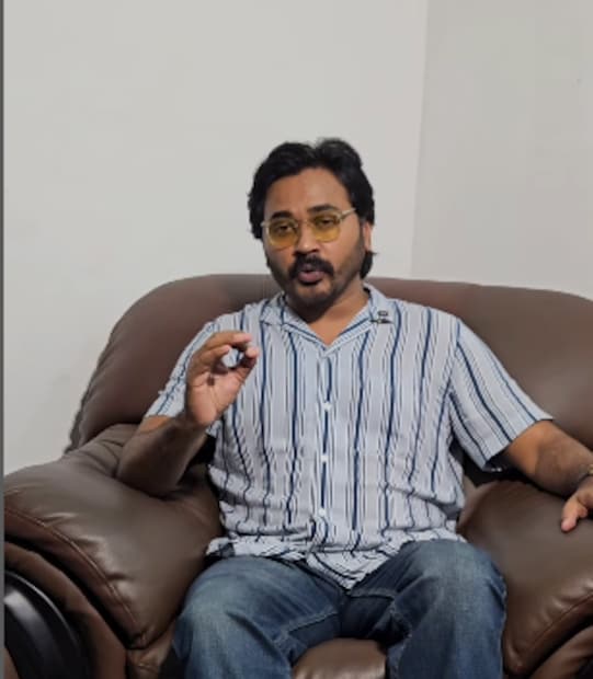  ദളിതനെ വിറ്റും മരിച്ച ആളിനെ വിറ്റും മലയാളികൾക്കിടയിൽ ഒരു പേരുണ്ടാക്കിയെടുക്കുന്ന സമൂഹത്തിലാണ് നമ്മൾ ഇന്ന് ജീവിക്കുന്നത്. വരും ദിവസങ്ങളിൽ ഈ സോഷ്യൽ മീഡിയ തന്നെ ഇതൊക്കെയും ഫെയ്ക്കായിരുന്നുവെന്ന് റിപ്പോർട്ട് ചെയ്യും. ഈ രീതീയിലാണ് പോകുന്നതെങ്കിൽ രേണു സുധി ഉൾപ്പെടെയുള്ള ഇവരൊക്കെ സമൂഹത്തിൽ മുദ്രകുത്താൻ പോകുന്നത് ഫെയ്ക്കെന്ന രീതിയിലാകും. കേരളം ഭ്രാന്താലയമെന്ന രീതിയിലാണ് ഇപ്പോൾ മുന്നോട്ട് പോകുന്നതെന്നും ഏഞ്ചൽ വ്യക്തമാക്കി.