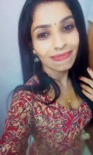  ആ ധർമം മാറ്റിവെച്ച് കുറെ സോഷ്യൽ മീഡിയയിൽ ഹൈപ്പ് ഉണ്ടാക്കിയിട്ട് അവർ പറയുകയാണ് ഞാൻ എന്റെ കുട്ടിയുമായിട്ട് ജീനൊടുക്കാൻ പോവുകയാണെന്ന്. ഇവിടെ പൊലീസ് നിഷ്ക്രിയരായി നോക്കിയിരിക്കുകയാണ് ചെയ്യുന്നത്. ജീവനൊടുക്കാനുള്ള പ്രേരണയാണ് രേണുസുധി ചെയ്തുകൊണ്ടിരിക്കുന്നത്. രേണു ഇതൊക്കെ മാറ്റിവച്ച് നല്ല കണ്ടെന്റുകൾ സോഷ്യൽ മീഡിയയിൽ അവതരിപ്പിച്ച് നല്ല രീതിയിലുള്ള സിനിമകൾ ചെയ്ത് അല്ലെങ്കിൽ ഷോർട്ട് ഫിലിം ചെയ്ത് മുന്നോട്ട് പോയി കഴിഞ്ഞാൽ ഒരിക്കലും നിങ്ങൾക്ക് ഈ ഗതി വരില്ല. നിങ്ങളുടെ നെഗറ്റീവ് റീച്ചിന് വേണ്ടിയിട്ടുള്ള ഏണിപ്പടികളാണ് ഇതൊക്കെ. അതിനൊരിക്കലും നിങ്ങളുടെ കുട്ടികളെ നിങ്ങൾ ബലിയാടാക്കരുത്. നിങ്ങൾ എന്തോ പറഞ്ഞോളൂ പക്ഷേ നിങ്ങളുടെ കുട്ടികളെ അതിനകത്ത് വലിച്ചിടാതിരിക്കണമെന്നുമാണ് നടൻ പറയുന്നത്.