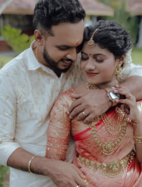  വിവഹത്തിന്റെ ഫോട്ടോകളും വീഡിയോകളും സോഷ്യൽ മീഡിയയിൽ ഏറെ ശ്രദ്ധനേടുകയാണ്. കാർത്തിക്കിന്റെ ഒഫീഷ്യൽ യുട്യൂബ് ചാനൽ വഴി വിവാഹം ലൈവ് സ്ട്രീമിങ്ങും നടത്തിയിരുന്നു.