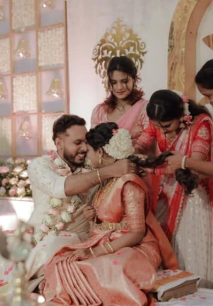  യൂട്യൂബറും ടെലിവിഷൻ അവതാരകനുമായ കാർത്തിക് സൂര്യ വിവാഹിതനായി. അമ്മാവന്റെ മകൾ വർഷയാണ് വധു. വെള്ളിയാഴ്ച രാവിലെ തിരുവനന്തപുരത്ത് വച്ചയായിരുന്നു വിവാഹം. അടുത്ത ബന്ധുക്കളും സുഹൃത്തുക്കളും അടക്കം വിവാഹത്തിന് പങ്കെടുത്തിരുന്നു.