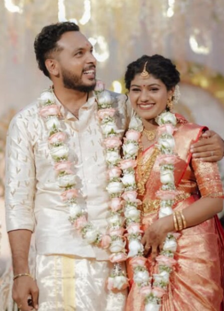  ടെലിവിഷൻ താരങ്ങളായ മഞ്ജുപ്പിള്ള ഉൾപ്പെടെയുള്ളവർ പങ്കെടുത്തിരുന്നു. നിരവധി സോഷ്യൽമീഡിയ സെലിബ്രിറ്റികളും വിവാഹത്തിൽ പങ്കെടുത്തു. 'ഇതാണ് എന്റെ ഭാ​ര്യ വർഷ. പഠിക്കുകയാണ്. ഇനി ജീവിതത്തിൽ വരാൻ പോകുന്നതെല്ലാം മാറ്റങ്ങളാണ്. ഇതുവരെ തനിച്ചായിരുന്നു. എല്ലാ സമയവും വർക്കിന് വേണ്ടി മാറ്റി വച്ചു. ഇപ്പോൾ ഭാ​ര്യയുണ്ട്. രണ്ടും ഒരുപോലെ കൊണ്ട് പോകും. ഹണിമൂണിനെ കുറിച്ചൊന്നും പ്ലാൻ ചെയ്തിട്ടില്ല. വൈകാതെ അറിയിക്കാം'- വിവാഹ ശേഷം കാർത്തിക് സൂര്യ മാധ്യമങ്ങളോട് പറഞ്ഞത്.