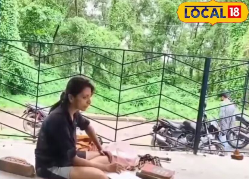  ഒരുകാലത്ത് ജനപ്രിയ ബംഗാളി ടിവി സീരിയലിൽ അഭിനയിച്ചിരുന്ന നടിയാണ്. ഇപ്പോൾ പരസ്പരവിരുദ്ധമായി സംസാരിക്കുയും തെരുവുകളിൽ അലഞ്ഞു തിരിയുകയുമാണ് ഇവർ.