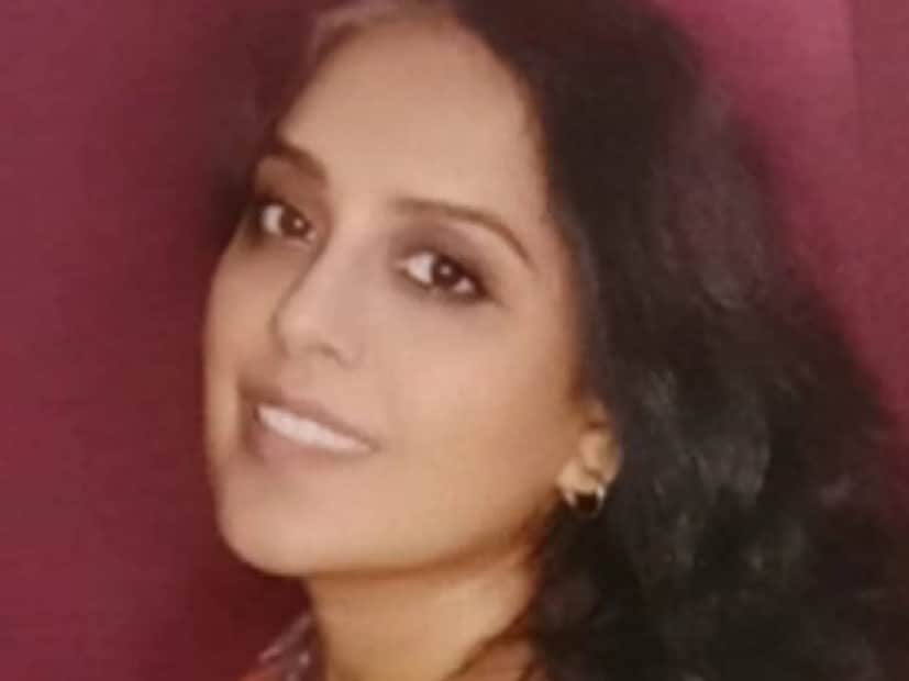 ആ ബന്ധം അധികകാലം നീണ്ടില്ല. ആരുടേയും പിന്തുണയില്ലതെ ജീവിക്കേണ്ടി വന്നതും, കുന്നുകൂടുന്ന കടങ്ങളും ചേർന്നതും, ഷഗുഫ്ത റഫീഖ് മറ്റൊരു പോംവഴിയില്ലാത്ത സ്വന്തം ശരീരം വിൽക്കേണ്ടി വന്നു. അവർ മുംബൈ, ദുബായ് നഗരങ്ങളിൽ ബാർ ഡാൻസറായി തൊഴിലെടുത്തു. ജീവിതത്തോടുള്ള വിരക്തിയാണ് ആ മേഖലയിലേക്ക് തിരിയാൻ പ്രേരണയായത് എന്ന് ഷഗുഫ്ത റഫീഖ്. എന്നിരുന്നാലും, വളരെ സാവധാനം ആ തൊഴിലിലൂടെ അവർ ജീവിതത്തിൽ മുന്നോട്ടു പോയി. പറയത്തക്ക സിനിമാ ബന്ധങ്ങൾ ഇല്ലാതിരുന്നിട്ടും അവർ ചലച്ചിത്ര മേഖലയിൽ തിരക്കഥാകൃത്തായി ഉയർന്നു വന്നു
