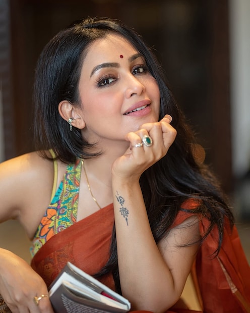  മദ്യത്തിന് അടിമയായെന്ന് തിരിച്ചറിഞ്ഞിട്ടും അവർ താൻ അയാളുമായുള്ള ബന്ധം സംരക്ഷിക്കാൻ ശ്രമിച്ചു. തങ്ങൾ 17 വർഷം ഒന്നിച്ചുജീവിച്ചുവെന്നും നടി പറയുന്നു. ജോലിത്തിരക്കിലായതിനാൽ ഇയാളുടെ മദ്യപാനത്തിന്റെ തീവ്രത എത്രത്തോളം ഉണ്ടെന്ന് തിരിച്ചറിഞ്ഞില്ല. മകൾ ആഷി അച്ഛന്റെ മദ്യപാന ശീലങ്ങളെക്കുറിച്ച് പറയുമായിരുന്നു.