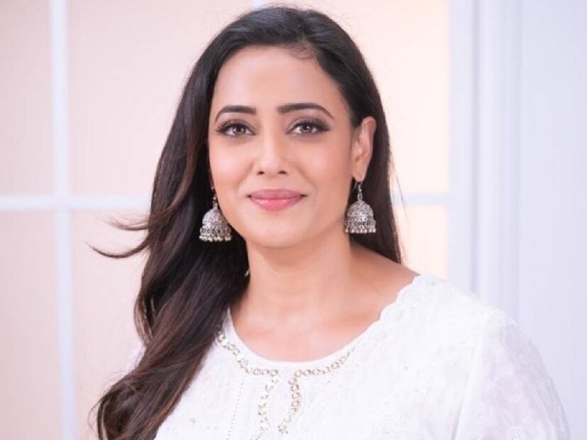 കഠിനാധ്വാനിയായ അമ്മയെ കണ്ടുവളർന്ന ശ്വേതയ്ക്ക് ചെറുപ്രായം മുതലേ സ്വന്തമായി അധ്വാനിച്ച് ജീവിക്കുന്നതിലായിരുന്നു താൽപ്പര്യം. പതിനഞ്ചാം വയസ് മുതൽ ബാലതാരമായി അഭിനയിച്ചു തുടങ്ങിയ നടിയാണ് ശ്വേതാ തിവാരി. എന്നിരുന്നാലും, 'കസൗട്ടി സിന്ദഗി കി' എന്ന പരമ്പരയാണ് ശ്വേതയ്ക്ക് ഒരു നടിയെന്ന നിലയിൽ ശ്രദ്ധ നേടിക്കൊടുത്തത്. ഈ പരമ്പരയിൽ ഏഴു വർഷം അഭിനയിച്ച ശേഷം, 'മേരെ ഡാഡ് കി ദുൽഹൻ', 'ബാൽ വീർ', 'ജാനേ ക്യാ ബാത് ഹൂയി', 'കഹാനി ഘർ ഘർ കി' മുതലായ പരമ്പരകളിൽ അവർ അഭിനയിച്ചു, റിയാലിറ്റി ഷോയിലെ സാന്നിധ്യത്തിലൂടെ അവരുടെ ബ്രാൻഡ് മൂല്യം വർധിച്ചു
