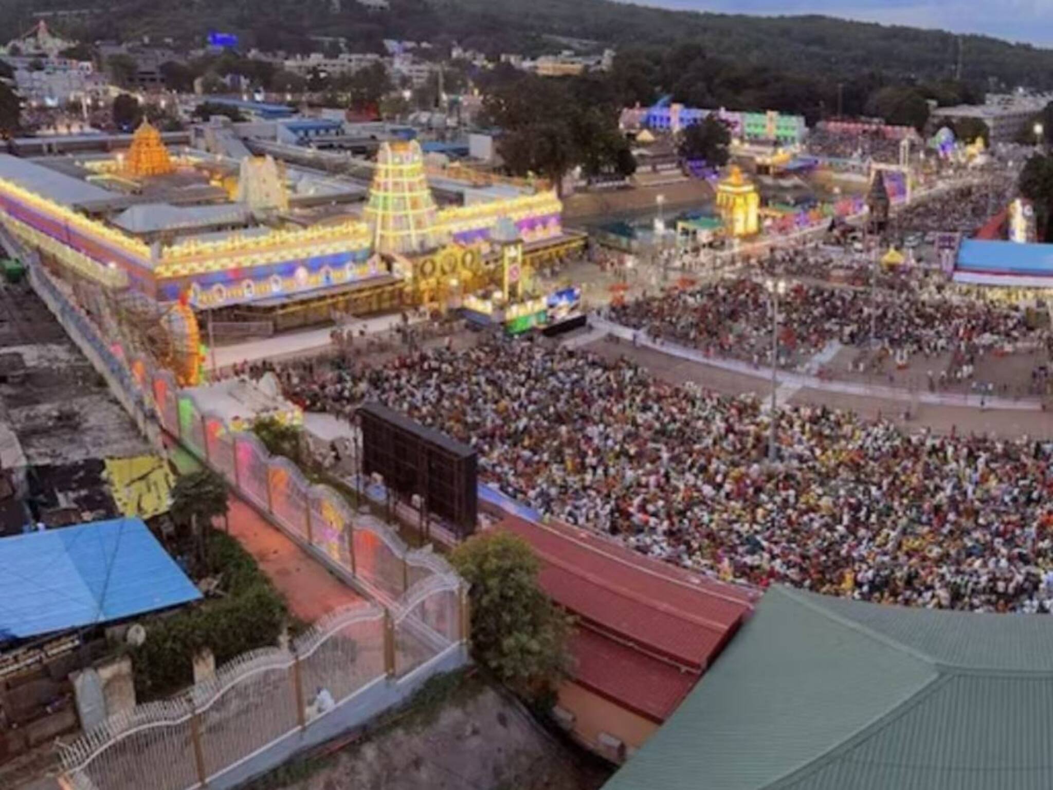 പതിവായി പള്ളിയിലെ ഞായറാഴ്ച പ്രാർത്ഥനയിൽ പങ്കെടുത്ത ക്ഷേത്രജീവനക്കാരനെ തിരുപ്പതിദേവസ്വം സസ്‌പെൻഡ് ചെയ്തു