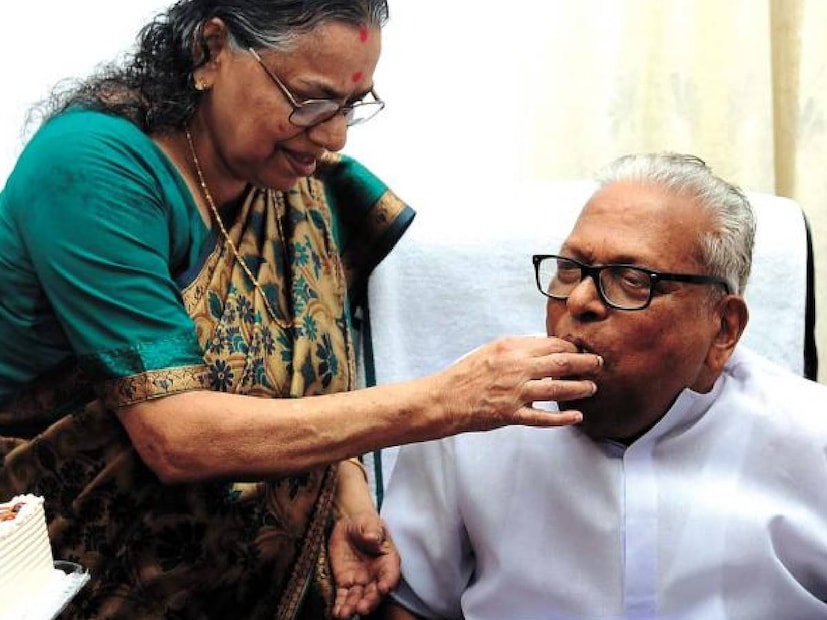 യഥാർത്ഥ സഖാവിന്റെ കുടുംബം ഒരു കൂരയ്ക്ക് കീഴിൽ താമസിക്കുന്ന പങ്കാളിയും മക്കളും രക്തബന്ധമുള്ളവരും മാത്രം ചേരുന്നതല്ല. സഖാവ് വി.എസ്. അച്യുതാനന്ദന്റെ സംബന്ധിച്ച് 44-ാം വയസിൽ ജീവിതത്തിലേക്ക് കടന്നുവന്ന വസുമതിയും തങ്ങൾക്ക് പിറന്നുവീണ രണ്ടുമക്കളും മാത്രമായിരുന്നില്ല ലോകം. സഖാവ് വി.എസ്. പോരാട്ടവേദിയിൽ ചെങ്കൊടിച്ചോപ്പ് കയ്യിലേന്തുമ്പോൾ, മരുന്നിന്റെയും ചോരയുടെയും മനം നിറയുന്ന മറ്റൊരു ലോകത്തായിരുന്നു നേഴ്സ് ആയ ഭാര്യ. സിപിഎം ആലപ്പുഴ ജില്ലാ സെക്രട്ടറിയുടെ ഭാര്യയാകുമ്പോൾ, കുടുംബവും ജോലിയും എന്നതിലുപരി ഒരു മഹത്തായ നേതാവിന്റെ ആശയങ്ങൾക്കും ആദർശങ്ങൾക്കും താങ്ങായി നിൽക്കുക കൂടി വേണമായിരുന്നു വസുമതി  