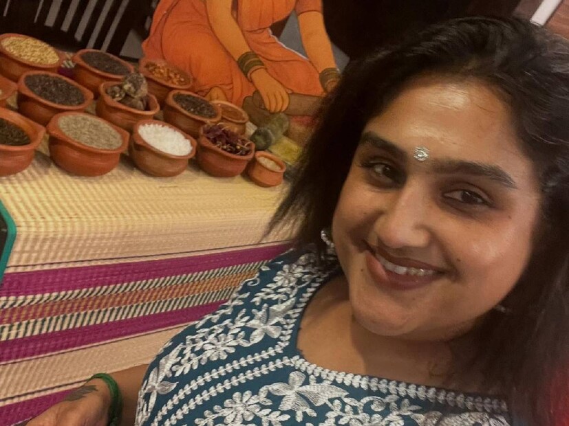 വനിതാ വിജയകുമാറിന് മൂന്നു ദാമ്പത്യബന്ധങ്ങൾ ഉണ്ടായി. 20 വയസിലായിരുന്നു ആദ്യ വിവാഹം. ഇതിൽ ആദ്യത്തെ രണ്ട് ബന്ധങ്ങളും പരാജയപ്പെട്ട ശേഷം രണ്ട് മക്കൾക്കൊപ്പം ജീവിക്കുന്നതിനിടയിലാണ് വനിത പ്രണയത്തിനു മൂന്നാമതും ഒരവസരം നൽകിയത്. അങ്ങനെ ചലച്ചിത്ര മേഖലയിലെ കൊറിയോഗ്രാഫർ പീറ്ററുമായി വിവാഹം നടന്നു. മക്കളുടെ മുന്നിൽ വച്ച്, അവരുടെ വീട്ടിൽ ഒരുങ്ങിയ തീർത്തും ലളിതമായ ചടങ്ങിലായിരുന്നു വിവാഹം. ആ ചിത്രങ്ങളും മറ്റും അന്ന് സോഷ്യൽ മീഡിയയിൽ വലിയ തരംഗം സൃഷ്‌ടിച്ചിരുന്നു. തുടക്കത്തിൽ സന്തോഷം നിറഞ്ഞ ജീവിതമായിരുന്നു ഇവരുടേത്