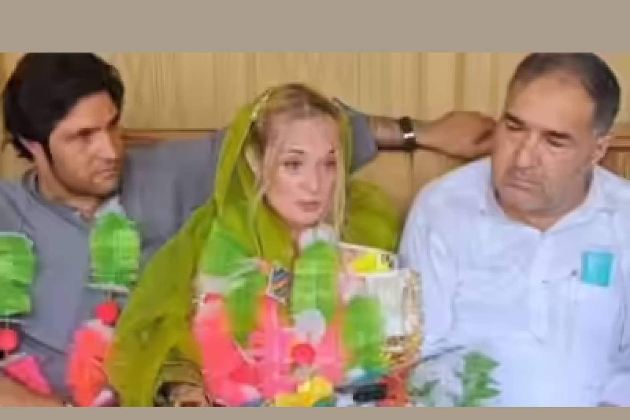 ഓണ്‍ലൈനില്‍ പരിചയപ്പെട്ട 31കാരനെ വിവാഹം കഴിക്കാന്‍ 47കാരിയായ യുഎസ് യുവതി പാകിസ്ഥാനിലെത്തി മതം മാറി