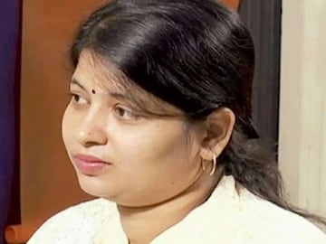 ആരുമറിയാതെ നടിക്ക് പിറന്ന മകൾ എന്ന് പറഞ്ഞെത്തിയ മുഖസാദൃശ്യമുള്ള യുവതി; ഇനിയും ചുരുളഴിയാത്ത മാതൃത്വം ആരുമറിയാതെ നടിക്ക് പിറന്ന മകൾ എന്ന് പറഞ്ഞെത്തിയ മുഖസാദൃശ്യമുള്ള യുവതി; ഇനിയും ചുരുളഴിയാത്ത മാതൃത്വം