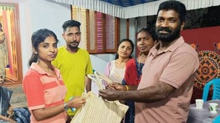 പ്രസന്നകുമാർ‌ ആഭരണങ്ങൾ അടങ്ങിയ ബാഗ് നയനയ്ക്ക് കൈമാറുന്നു