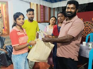 പ്രസന്നകുമാർ‌ ആഭരണങ്ങൾ അടങ്ങിയ ബാഗ് നയനയ്ക്ക് കൈമാറുന്നു