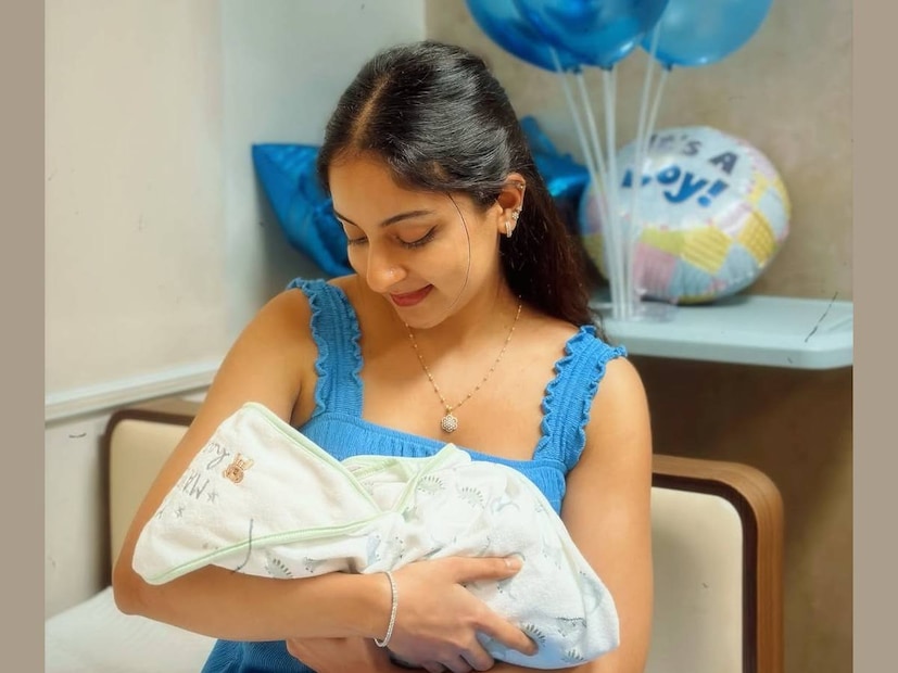 കുഞ്ഞിനെ മത്സരിച്ച് ഓമനിക്കുന്ന ദിയയുടെ സഹോദരിമാരുടെ ദൃശ്യങ്ങൾ അവരുടെ തന്നെ പേജുകളിൽ കാണാം. ഇതുവരെയും കുഞ്ഞിന്റെ മുഖം പുറത്തുകാട്ടിയിട്ടില്ല. അച്ഛനമ്മമാർക്ക് ഉള്ളതിനേക്കാൾ ആവേശം അവരുടെ കുടുംബാംഗങ്ങൾക്കാണ് എന്ന് ചിത്രങ്ങൾ പറയാതെ പറയും