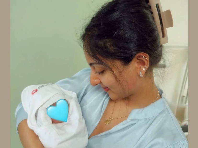 എന്നാലിപ്പോൾ നീഓമിന്റെ പേരിലും ഒരു പേജ് തുടങ്ങിയിരിക്കുന്നു. അത് ഒഫീഷ്യൽ എന്ന് അറിയാൻ ആകെ ഒരു മാർഗം മാത്രമേയുള്ളൂ. ഈ പേജ് ഫോളോ ചെയ്യുന്നവരിൽ ദിയ കൃഷ്ണയും സിന്ധു കൃഷ്ണയും അഹാനയും ഇഷാനിയുമുണ്ട്. കുടുംബാംഗങ്ങൾ ഫോളോ ചെയ്യണമെങ്കിൽ, ഇത് അപരിചിതരായ ആരെങ്കിലും തുടങ്ങിവച്ച പേജ് ആയിരിക്കാൻ സാധ്യത തീരെക്കുറവാണ്. അക്കൗണ്ട് പ്രൈവറ്റ് ആണ് താനും. ആകെ മൂന്നു പോസ്റ്റുകൾ എന്നാണ് കാണിക്കുന്നത്. പേജിന് ഇനിയും ഒരു പ്രൊഫൈൽ പിക്ച്ചർ ആയിട്ടില്ല 