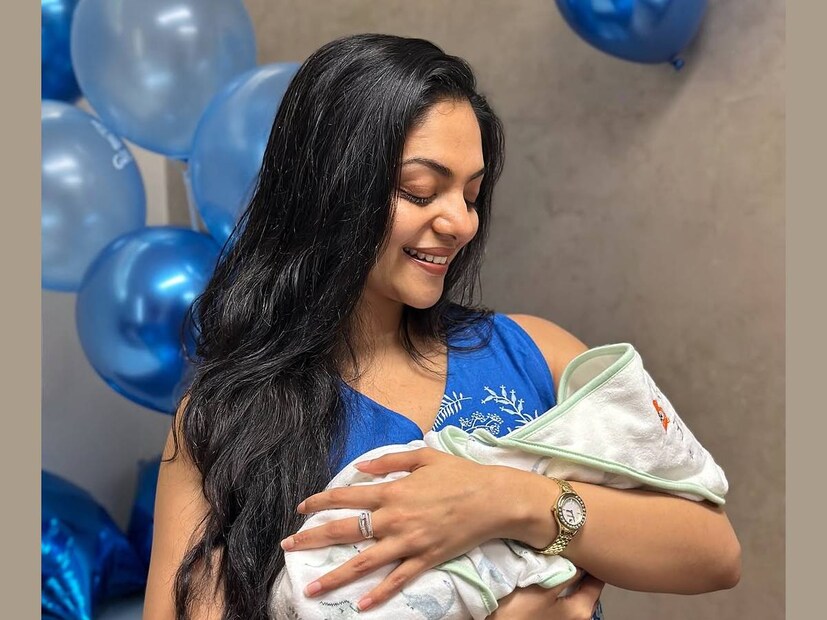 നാല് കുഞ്ഞുങ്ങൾക്ക് ജന്മം നൽകിയ അമ്മ സിന്ധു വളരെ കൂൾ ആയിരുന്നു എന്ന് പറഞ്ഞ് കൃഷ്ണകുമാർ ദിയയെ ആശ്വസിപ്പിക്കാൻ ശ്രമിച്ചുവെങ്കിലും, താൻ അത്ര കൂൾ അല്ല എന്ന് തന്റെ സ്വതസിദ്ധമായ പ്രതികരണ ശൈലിയിൽ ഓസി എന്ന് വിളിക്കുന്ന ദിയ കൃഷ്ണ പറഞ്ഞ ഒരു വീഡിയോയും സോഷ്യൽ മീഡിയയിൽ പ്രചാരത്തിലുണ്ട്. എന്തായാലും ഇരു കുടുംബങ്ങളും അവരുടെ പുതിയ അതിഥി എത്തിയ ത്രില്ലിലാണ്. കൃഷ്ണകുമാറിന്റെ കുടുംബത്തിലാവട്ടെ, വർഷങ്ങൾക്ക് ശേഷം പിറന്ന ആൺകുഞ്ഞിനെ താലോലിക്കുന്ന തിരക്കിലും (തുടർന്ന് വായിക്കുക)