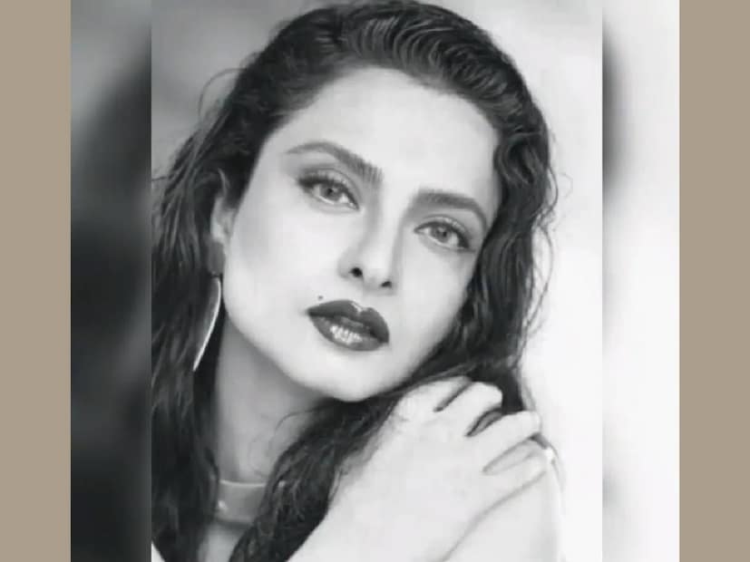 അന്ന് വാണി ഗണപതി ഭർത്താവിനെ ഒരു നടിയുടെ ഒപ്പം കണ്ടുപിടിച്ചു ശകാരിച്ചുവെങ്കിൽ, അത് നടി ഭാനുരേഖയായിരുന്നു. തെന്നിന്ത്യൻ നടിയായ ഭാനു രേഖ, അഥവാ രേഖ, വർഷങ്ങളോളം നടൻ അമിതാഭ് ബച്ചനുമായുള്ള പ്രണയത്തിന്റെ പേരിൽ വിവാദനായികയായ ആളാണ്. ആ വിവാദങ്ങൾ ഇന്നും അവരെ വിട്ടൊഴിഞ്ഞിട്ടില്ല. അതിന്റെ പേരിൽ രേഖയും ബച്ചന്റെ ഭാര്യ കൂടിയായ ജയാ ഭാദുരിയും തമ്മിലെ പ്രശ്നങ്ങൾ ബോളിവുഡ് കോണുകളിലെ സജീവ ചർച്ചാവിഷയമാണ്