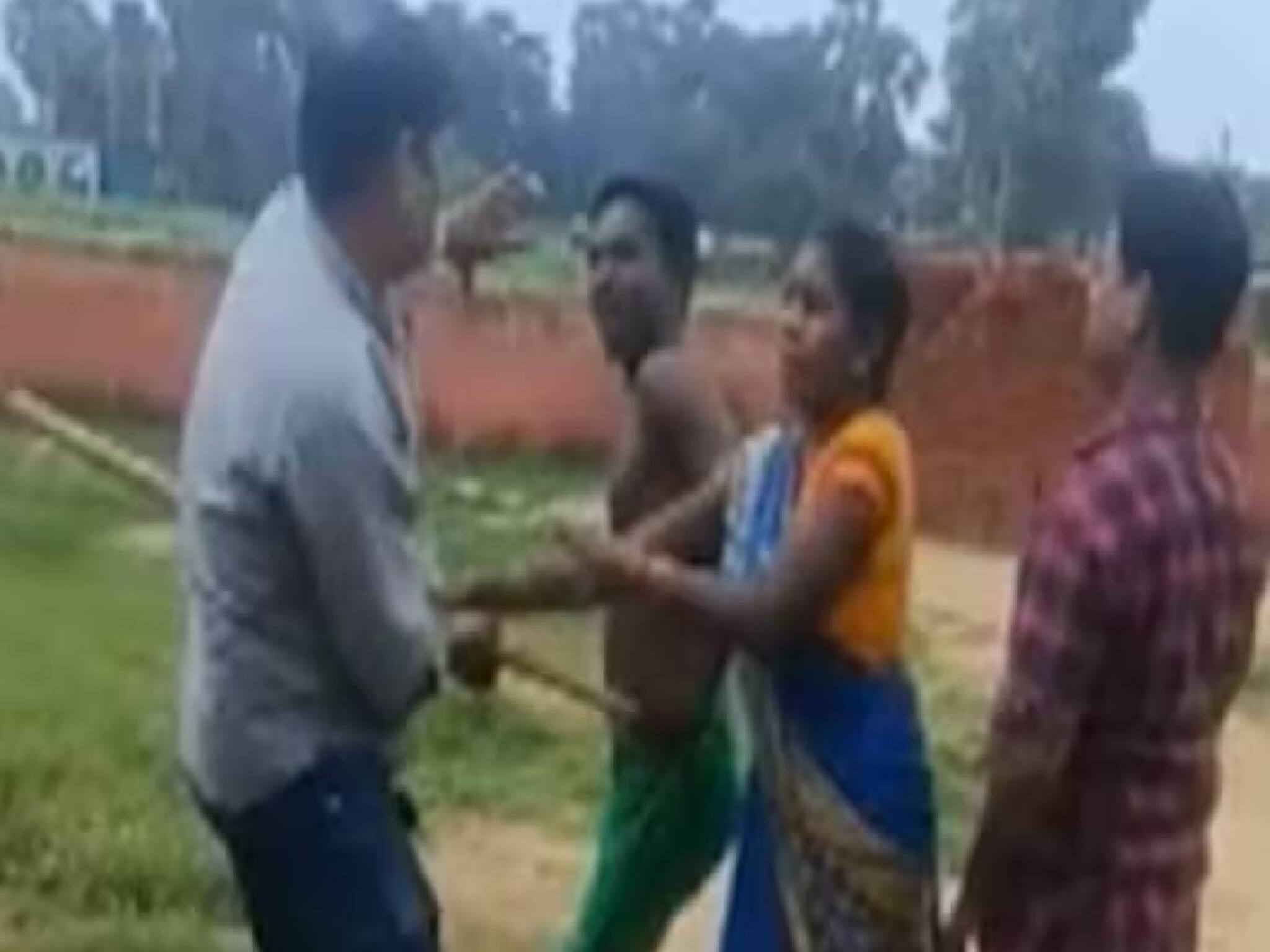 ഹോം വർക്ക് ചെയ്യാത്ത കുട്ടിയെ ശകാരിച്ച അധ്യാപകരെ മാതാപിതാക്കൾ‌ സ്കൂളിൽ കയറി തല്ലി