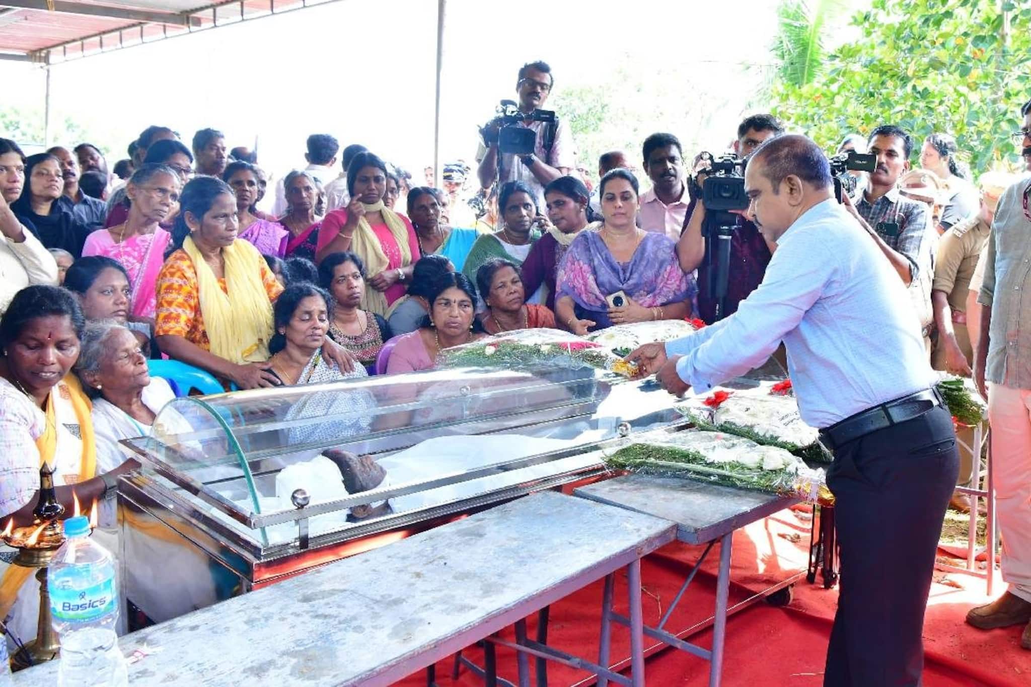 കോട്ടയം മെഡിക്കൽ കോളജ് അപകടത്തിൽ മരിച്ച ബിന്ദുവിന് കണ്ണീരോടെ വിട; ആരോഗ്യമന്ത്രിക്കെതിരെ നാടെങ്ങും പ്രതിഷേധം