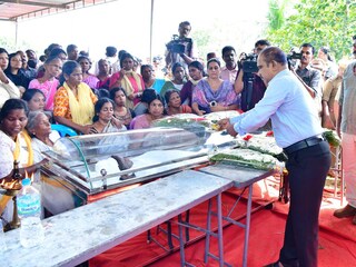 ജില്ലാ കളക്ടർ ജോണ്‍ സാമുവൽ ബിന്ദുവിന് ആദരാഞ്ജലി അർപ്പിക്കുന്നു