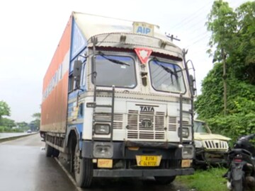 പൊലീസ് പിടികൂടിയ കണ്ടെയ്നർ ലോറി