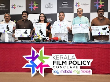 കേരള ഫിലിം പോളിസി കോണ്‍ക്ലേവിന്റെ ലോഗോ സാംസ്‌കാരിക വകുപ്പു മന്ത്രി സജി ചെറിയാന്‍ പ്രകാശനം ചെയ്യുന്നു