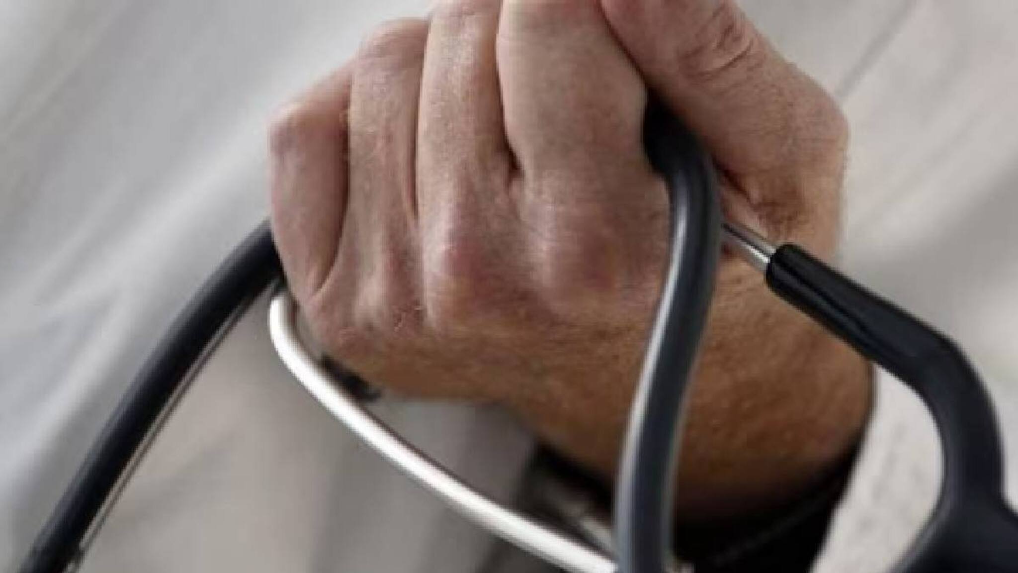 നേത്രരോഗമുള്ള രണ്ട് പേര്‍ തമ്മില്‍ വിവാഹം കഴിക്കരുത്, കുഞ്ഞുങ്ങള്‍ക്കും കാഴ്ച പ്രശ്‌നമുണ്ടാകും; വിചിത്ര ഉപദേശവുമായി ഡോക്ടർ