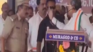 ബിജെപി പ്രതിഷേധത്തിനിടെ ബെലഗാവിയിലെ റാലിയിൽ കർണാടക മുഖ്യമന്ത്രി സിദ്ധരാമയ്യ പോലീസ് ഉദ്യോഗസ്ഥനെ അടിക്കാൻ ശ്രമിക്കുന്നു