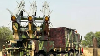 പഞ്ചാബിലെ ഇന്ത്യ-പാകിസ്ഥാൻ അതിർത്തിക്ക് സമീപം നടന്ന പ്രകടനത്തിനിടെ ഇന്ത്യൻ സൈന്യം ആയുധ സംവിധാനം പ്രദർശിപ്പിക്കുന്നു. (ചിത്രം: PTI)
പഞ്ചാബിലെ ഇന്ത്യ-പാകിസ്ഥാൻ അതിർത്തിക്ക് സമീപം നടന്ന പ്രകടനത്തിനിടെ ഇന്ത്യൻ സൈന്യം ആയുധ സംവിധാനം പ്രദർശിപ്പിക്കുന്നു. (ചിത്രം: PTI)