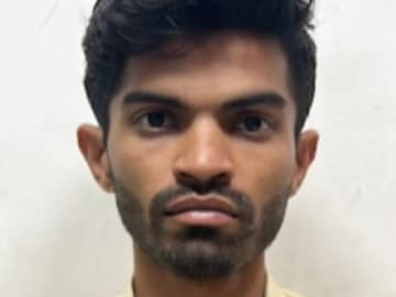 ഇന്‍ഫോസിസില്‍ സീനിയര്‍ അസോസിയേറ്റാണ് ഇയാൾ