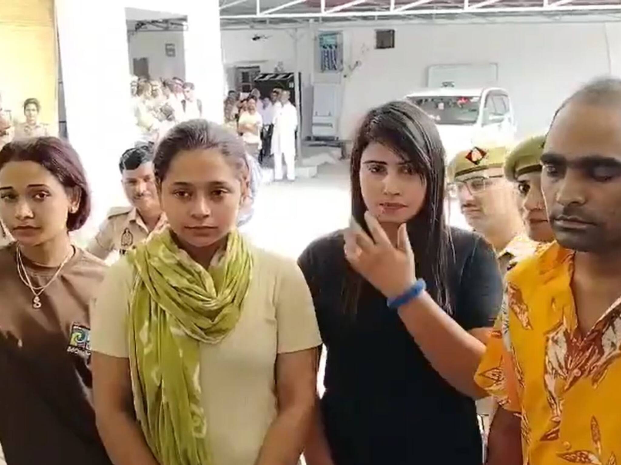 വൈറലാകാൻ ഇൻസ്റ്റഗ്രാമിലൂടെ അശ്ലീലം പ്രചരിപ്പിച്ച പെൺകുട്ടികൾ അറസ്റ്റിൽ