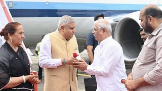 കൊച്ചി വിമാനത്താവളത്തിലെത്തിയ ഉപരാഷ്ട്രപതിയെ ഗവർണർ സ്വീകരിക്കുന്നു